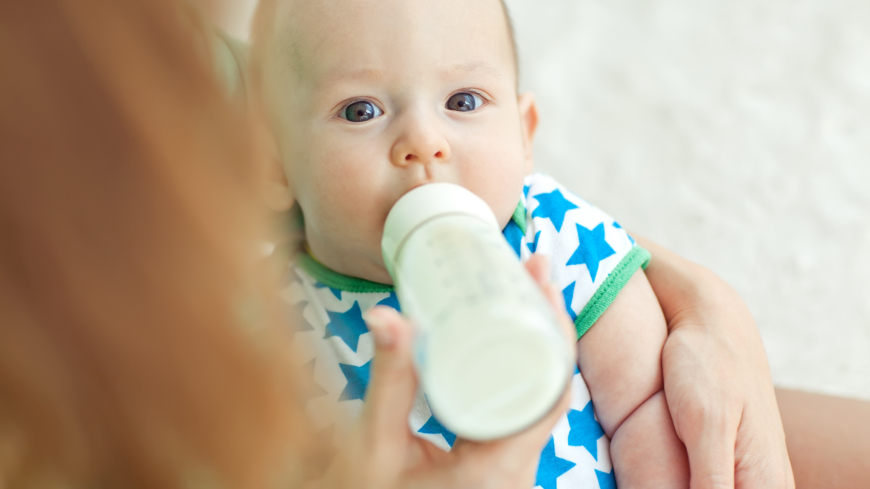 En teori har varit att om sjukdomen tidigare funnits i familjen skulle modersmjölksersättning med komjölk kunna öka risken för typ 1-diabetes.  Foto: Shutterstock